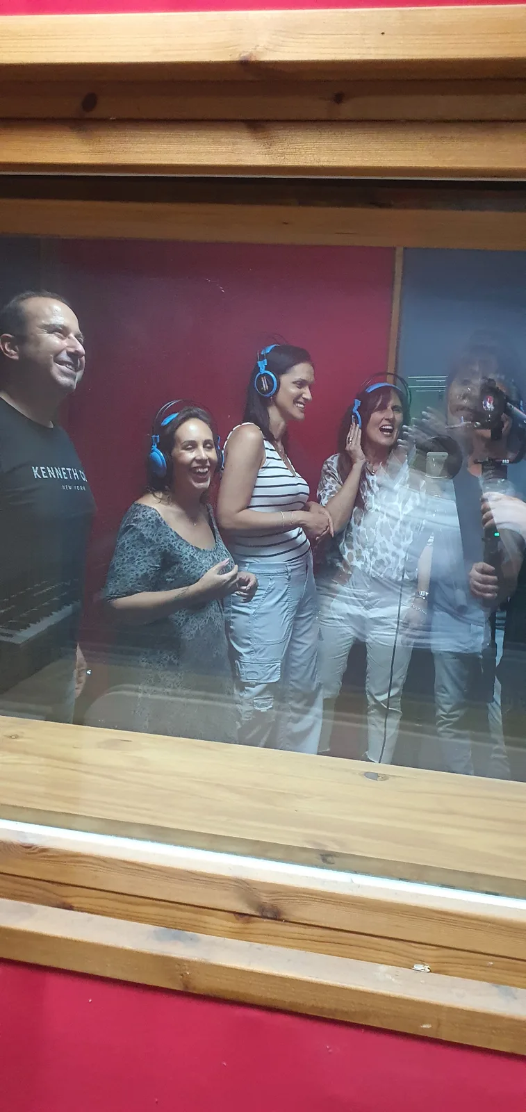 הקלטה באולפן מקצועי עם אוזניות
